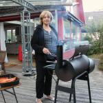 Monika Böhnert löste ihren Mann am Grill ab