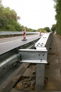 Die neuen Leitschutzplanken brauchen viel Platz