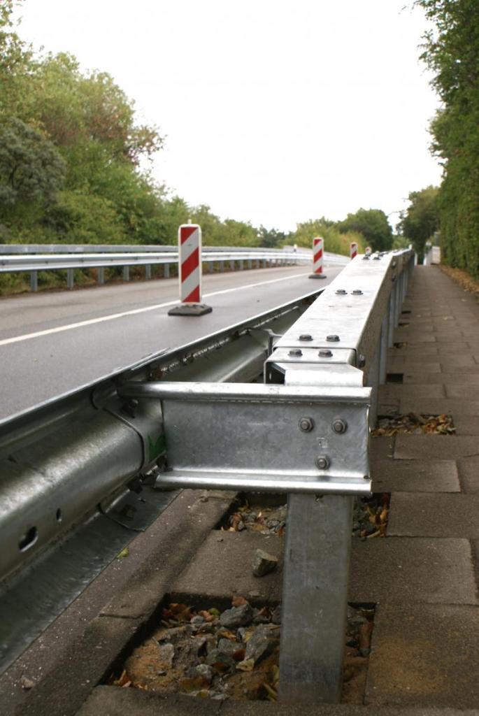 Die neuen Leitschutzplanken brauchen viel Platz