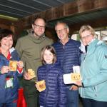 Bei Beate Haines (links) im Carport wärmten sich die Besucher mit frischen Waffeln und Kaffee auf.