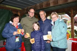 Bei Beate Haines (links) im Carport wärmten sich die Besucher mit frischen Waffeln und Kaffee auf.