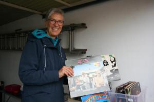 Mit alten Vinyl-Schätzen lockte Roswitha Cornelius Nostalgiefans in ihre Garage.
