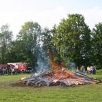 Fröhliche Stimmung rund ums Maifeuer.
