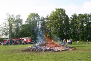 Fröhliche Stimmung rund ums Maifeuer.
