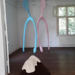 Installationen, Bildhauerei und Malerei sind in der Galerie zu sehen.