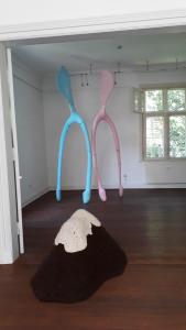 Installationen, Bildhauerei und Malerei sind in der Galerie zu sehen.