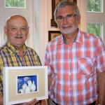Künstler Harald Schwarzlose (links) und Joachim Czolbe vom Heimatverein Bönningstedt begleiteten die Ausstellung im Alten Rektorhaus.