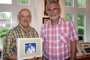 Künstler Harald Schwarzlose (links) und Joachim Czolbe vom Heimatverein Bönningstedt begleiteten die Ausstellung im Alten Rektorhaus.