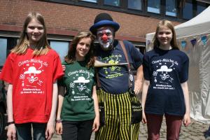 Clown Mücke (3. von links) und sein Team unterhielten die kleinen Gäste mit Akrobatik und Späßen.