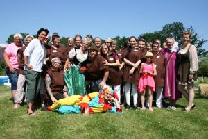 Zünftig in Mittelaltertracht feierte das Team des Hauses am Rehhagen.