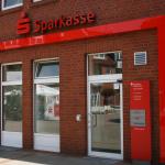 Mitarbeiter der Sparkasse stehen am 10. Juli Rede und Antwort zum Abbau des SB-Automaten Am Markt.