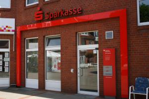 Mitarbeiter der Sparkasse stehen am 10. Juli Rede und Antwort zum Abbau des SB-Automaten Am Markt.
