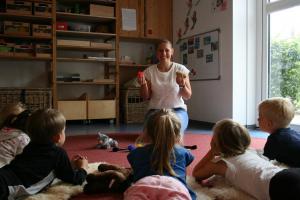 Anett Große übte mit den Kita-Kindern ganz praktische Entspannungstechniken für den Alltag.