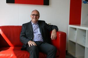 Bürgermeister Rolf Lammert (CDU) nahm im Roten Sessel der Dorfgeflüster-Redaktion Platz.