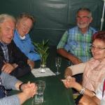 Gemeinsam wurde gegrillt und gefeiert.