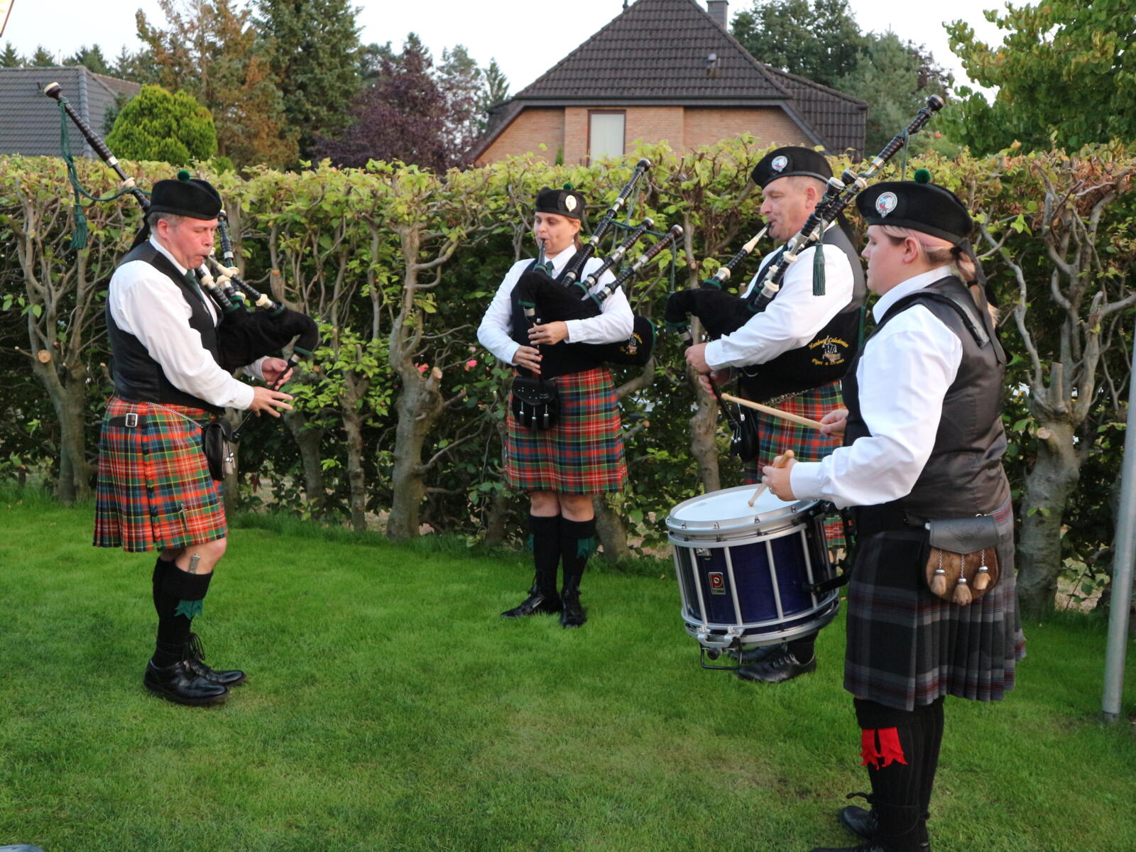 „The Hamburg Caledonian Pipe and Drums“ treten im Vorprogramm auf.