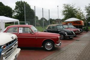Fans von Young- und Oldtimern präsentierten ihre Schmuckstücke am Sportplatz.