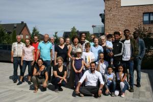 In großer Runde picknickten die Helfer gemeinsam auf dem Kirchplatz in Hasloh.