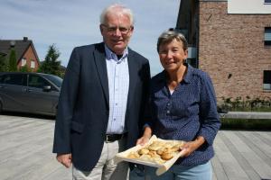 Das Ehepaar Brummund steuerte Frischkäse-Schnecken zum Büfett bei.