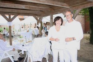 Beate Haines (links) und Ehemann Jochen Haines freuten sich trotz Regenwetters über die stilvolle Atmosphäre.