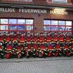 Passt nicht nur gut zu den Löschfahrzeugen, sondern ist auch hochfunktional: Die neue Uniform der Freiwilligen Feuerwehr Hasloh.