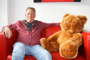 Frank Beielstein bemalt nicht nur Steine, auch ein Skizzenbuch hat er immer dabei.