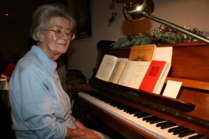 Erika Gentz begleitete das Weihnachtsliedersingen am Klavier.