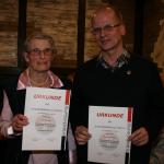 50 Jahre dabei: Hella Witt (links) und Dirk Lehrbass bekamen eine goldene Nadel des Vereins und eine Urkunde.