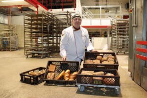 Eine Vielzahl an Brotsorten backen Björn Demski und seine Kollegen in der Böningstedter Backstube. 