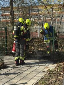Nachlöscharbeiten im Schulweg in Egenbüttel