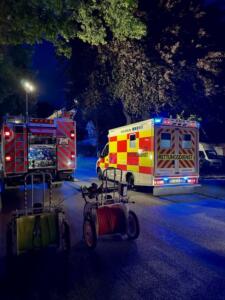 Während der Rettungsarbeiten wurde ein Kamerad der Freiwilligen Feuerwehr auf dem gesperrten Bürgersteig von einem Pkw angefahren.