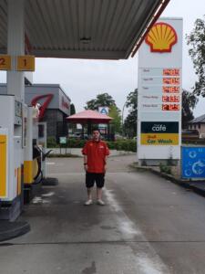 Bönningstedt Kieler Straße (B4) - Tankstellenmitarbeiterin verhindert Katastrophe auf der Tankstelle