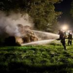 Bönningstedt/Hasloh: Großfeuer - 20 Heuballen brennen