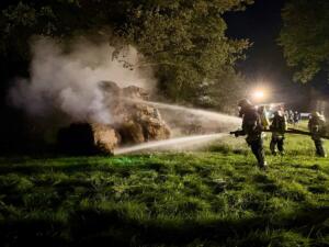 Bönningstedt/Hasloh: Großfeuer - 20 Heuballen brennen