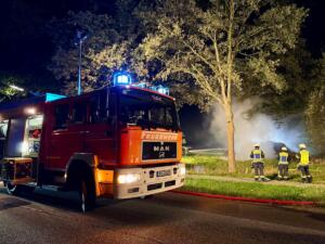 Bönningstedt/Hasloh: 20 Heuballen brennen
